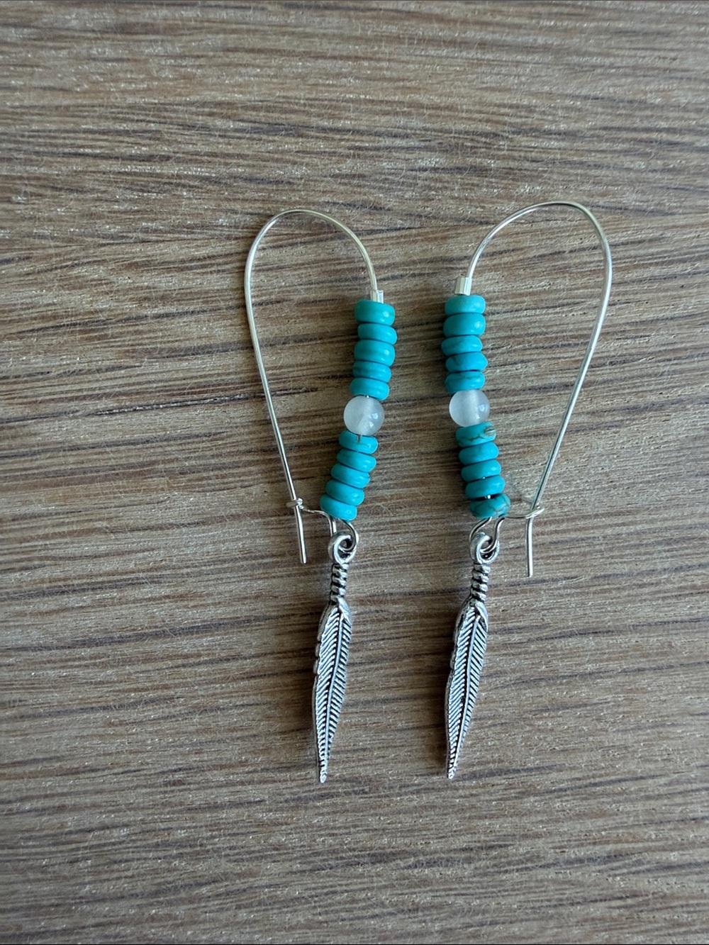HAND CRAFTED TURQUOISE & WHITE QUARTZ FEATHER DANGLE EARRINGS Boho Western - Picture 7 of 9